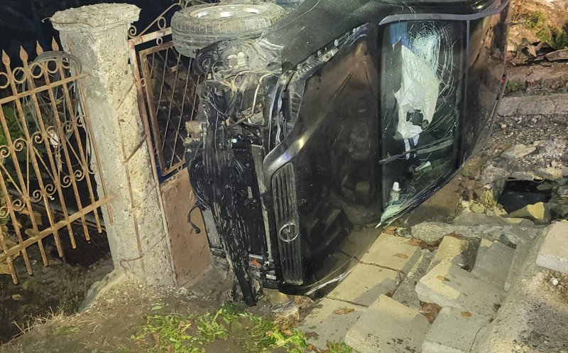 ACCIDENT în Cluj: A urcat cu maşina pe gard şi a rupt conducta de gaz