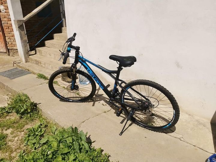 Hoţii de biciclete o duc bine în Floreşti. Au acţionat în weekend pe strada Eroilor: "Unul dintre ei avea părul vopsit albastru"