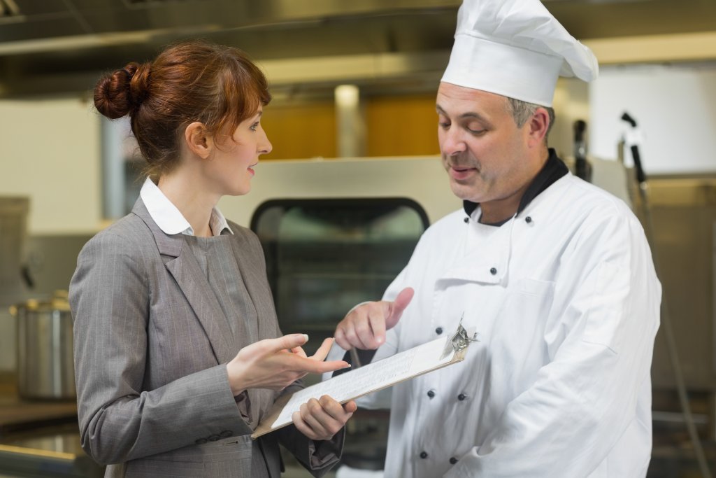 Managerii de restaurante câștigă până la 1.000 de euro pe lună. La Cluj sunt printre cei mai căutați din țară
