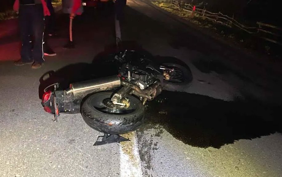 Motociclist de 17 ani DECEDAT după ce a intrat în coliziune cu două autoturisme de pe contrasens