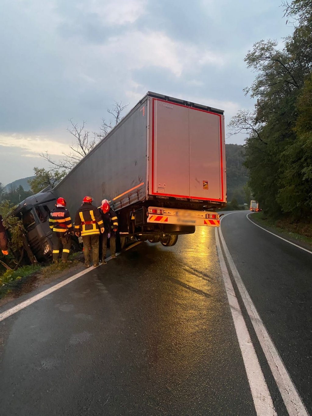 A ratat o curbă și a ajuns cu TIR-ul în șanțul de pe sensul opus