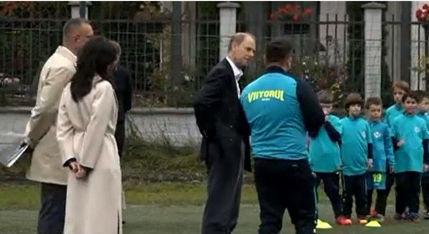 Prinţul Edward, fratele regelui Charles al III-lea al Marii Britanii, pe terenul de fotbal la Cluj