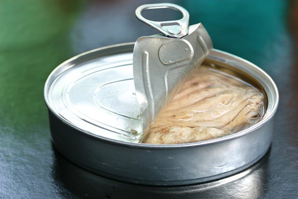 Conservele de pește din sortimentul consumat de femeia suspectă de botulism, retrase de la vânzare în Alba