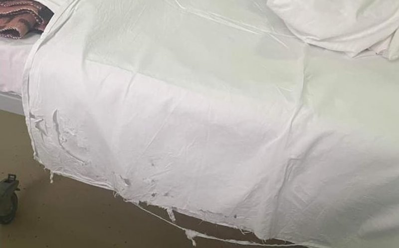 Încă un pat acoperit cu o zdreanță la Ginecologie 1 în Cluj-Napoca