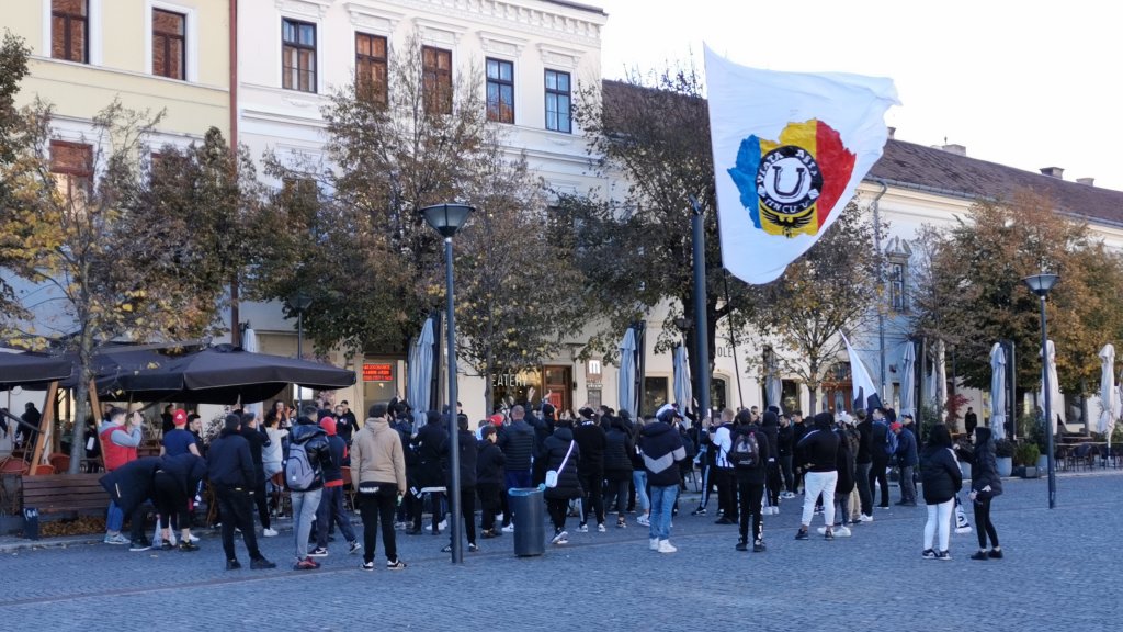 Suporterii Universității Cluj își fac încălzirea pentru derby în centrul orașului