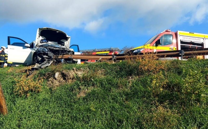 Accident în Baciu. Trei persoane au fost transportate la spital/ Una dintre mașini, cuprinsă de flăcări