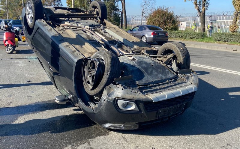 Accident pe Traian Vuia. O mașină s-a răsturnat lângă aeroport