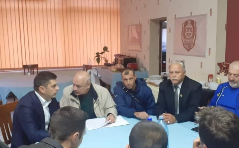 Vasu, DEMISIA! Explicațiile președintelui CS U Cluj după ce a fost fotografiat lângă stema CFR-ului: "Poza este făcută într-o locație a Direcției Județene pentru Sport"