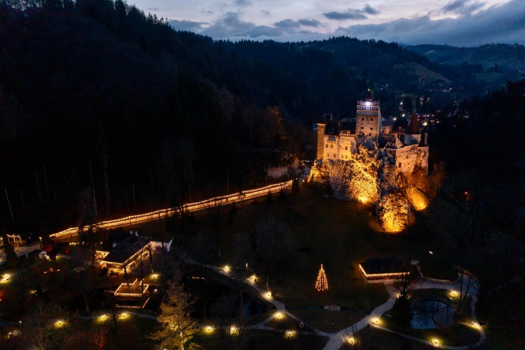 Castelul Bran s-a închis pentru public! Încep pregătirile pentru petrecere/ Ce meniu au la cină invitații lui Elon Musk
