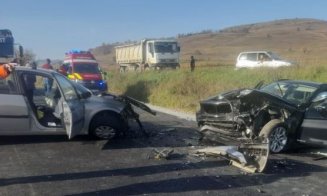 Impact violent între două mașini pe un drum din Cluj. SMURD-ul, la fața locului