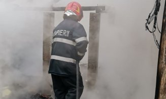 FOC într-o gospodărie din Cluj. Au intervenit trei autospeciale de stins incendii și un echipaj SMURD