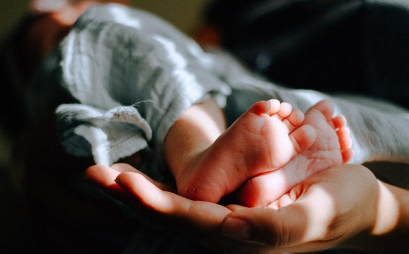 Condițiile în care cuplurile sau femeile singure vor putea primi 15.000 de lei pentru fertilizare in vitro