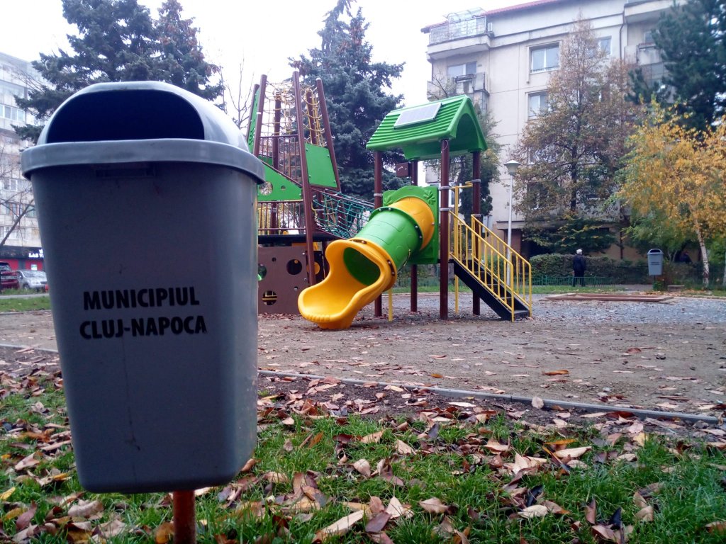 Vârstnicii din Mănăştur s-au săturat să stea DREPŢI şi vor băncile înapoi. Parcul de pe Islazului "jefuit" de locurile de repaus