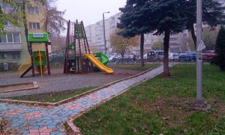Bunicii din Mănăştur s-au săturat să stea DREPŢI şi vor băncile înapoi. Parcul de pe Islazului "jefuit" de locurile de repaus