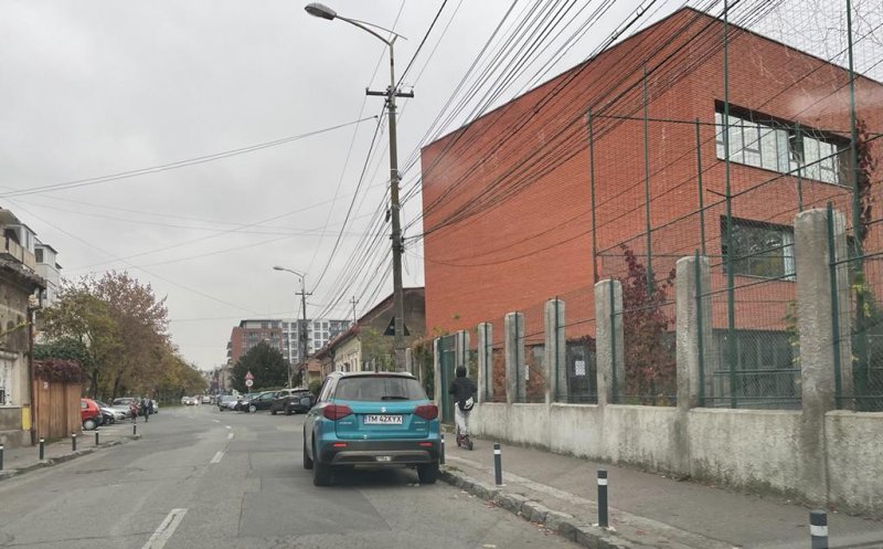 Încurca circulația auto de zile, pe o stradă cu școală. Poliția Locală nu a putut face nimic