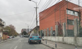 Încurca circulația auto de zile, pe o stradă cu școală. Poliția Locală nu a putut face nimic