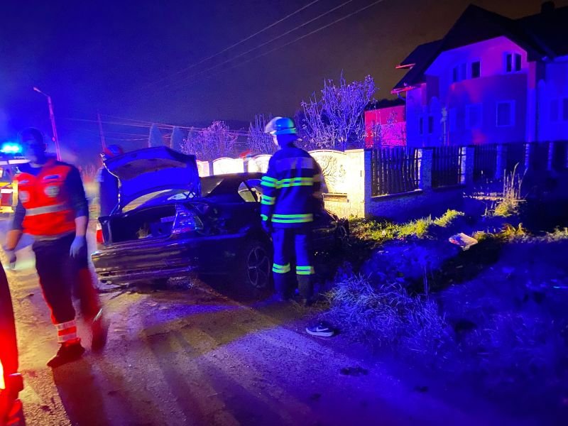Adolescent de 16 ani, MORT într-un accident rutier. La volanul mașinii care a lovit un stâlp de beton era un tânăr de 19 ani