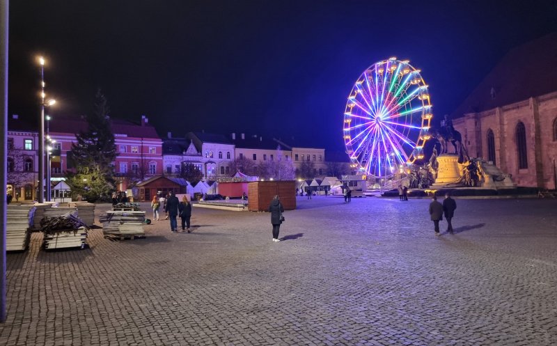 Clujul se pregătește de sărbători! Bradul de Crăciun și roata panoramică sunt deja în Piața Unirii