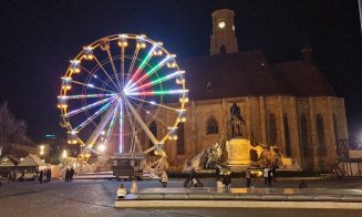 Clujul se pregătește de sărbători! Bradul de Crăciun și roata panoramică sunt deja în Piața Unirii