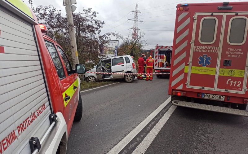 Accident pe Calea Turzii. O mașină a intrat într-un stâlp. Șoferul, în stare GRAVĂ. Se aplică manevre de resuscitare/ Bărbatul a MURIT