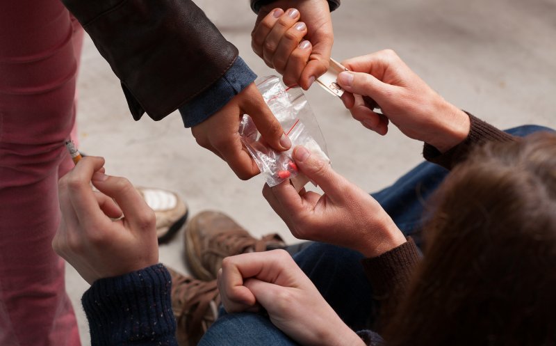 Minorii care consumă droguri ar putea ajunge după gratii