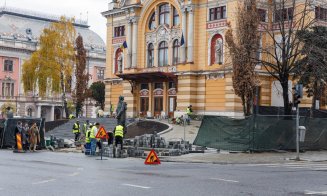 Lucrările din fața Teatrului Național din Cluj, finalizate până la parada de 1 decembrie. Când va fi gata parcul din spatele clădirii?