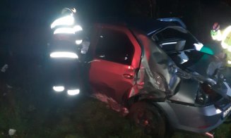 Mașină răsturnată pe un drum din Cluj. Patru tineri au ajuns la spital