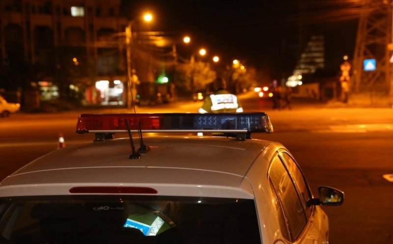 Conducerea IPJ Cluj a dispus o anchetă internă, după ce poliţiştii au călcat pe cap un tânăr încătușat