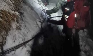 Doi tineri au rămas blocați pe munte pe un traseu periculos. Cum i-au găsit salvamontiștii