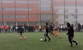 Ora de sport alături de "studenți". Elevii clujeni s-au întrecut pe teren cu jucătorii Universității Cluj