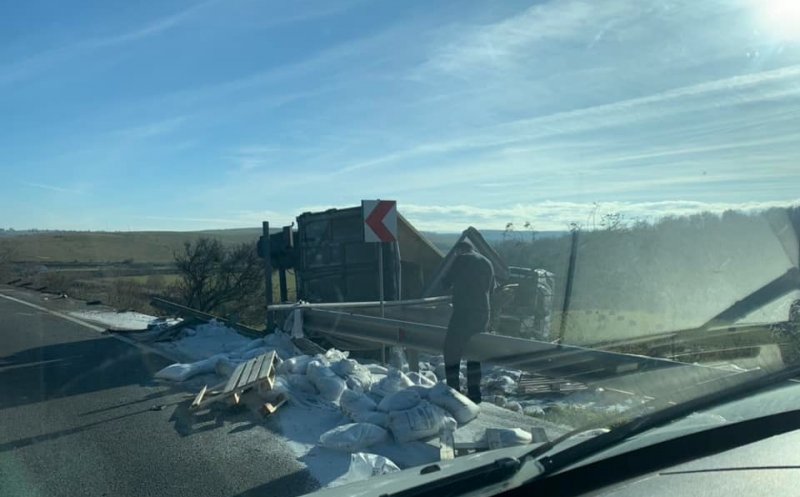 Accident între o maşină şi un camion pe Cluj - Oradea. O femeie a murit/ Trafic blocat