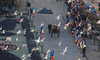 Au început manifestările de 1 Decembrie la Cluj-Napoca: depunere de coroane în Piața Mihai Viteazul