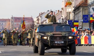 Noi imagini SPECTACULOASE de la parada de 1 Decembrie. Clujenii s-au fotografiat cu primarul Boc