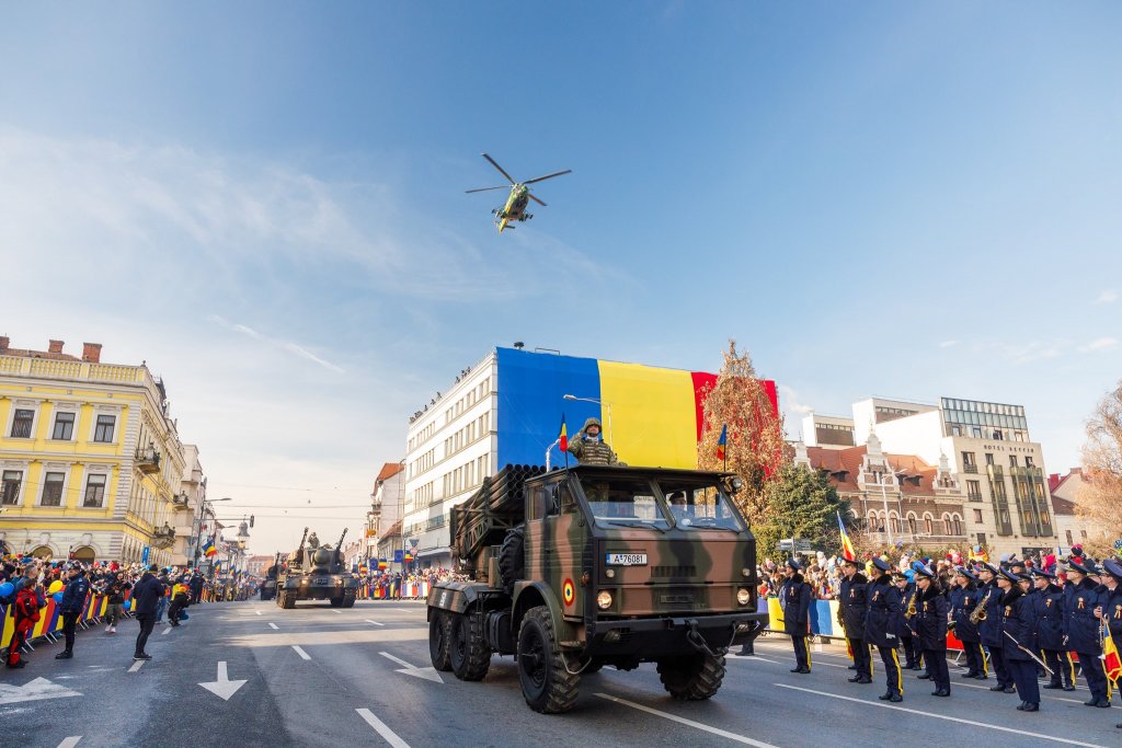 Noi imagini SPECTACULOASE de la parada de 1 Decembrie. Clujenii s-au fotografiat cu primarul Boc