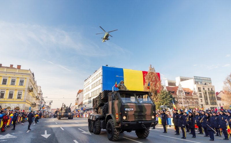 Noi imagini SPECTACULOASE de la parada de 1 Decembrie. Clujenii s-au fotografiat cu primarul Boc