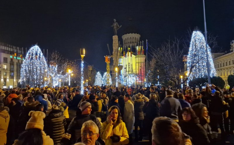 Mii de clujeni așteaptă spectacolul de drone și artificii din Piața Avram Iancu