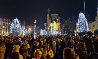 Mii de clujeni așteaptă spectacoul de drone și artificii din Piața Avram Iancu
