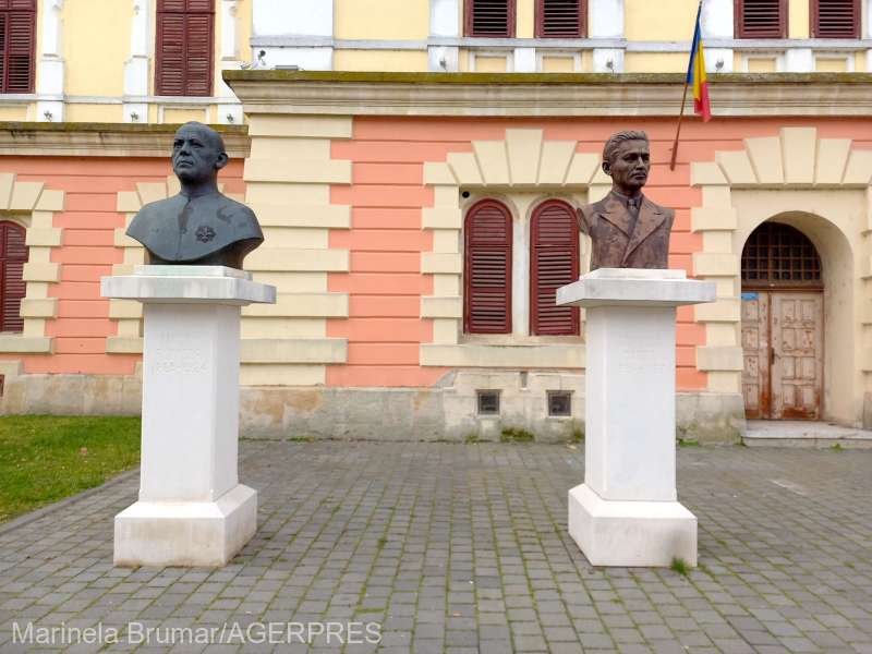 Personalitățile istorice, uitate de 1 Decembrie. Nicio floare nu a fost depusă la busturile celor care au realizat Unirea