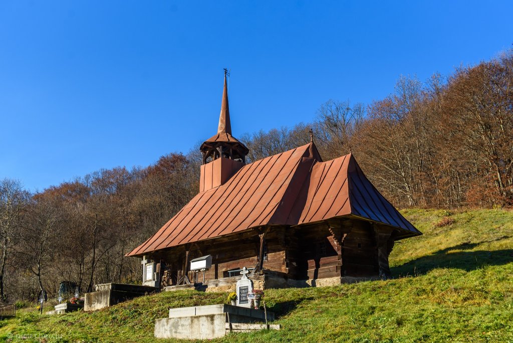 Așa arată una dintre cele mai vechi biserici din județul Cluj. A fost construită în 1730