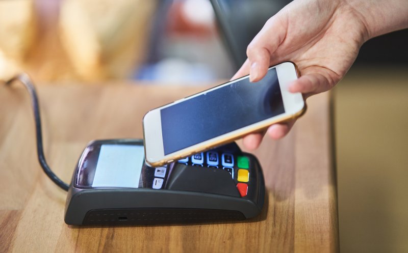 Românii vor cumpăra cadouri de Crăciun cu cardul. Peste 4 mil. vor plăti digital pentru daruri