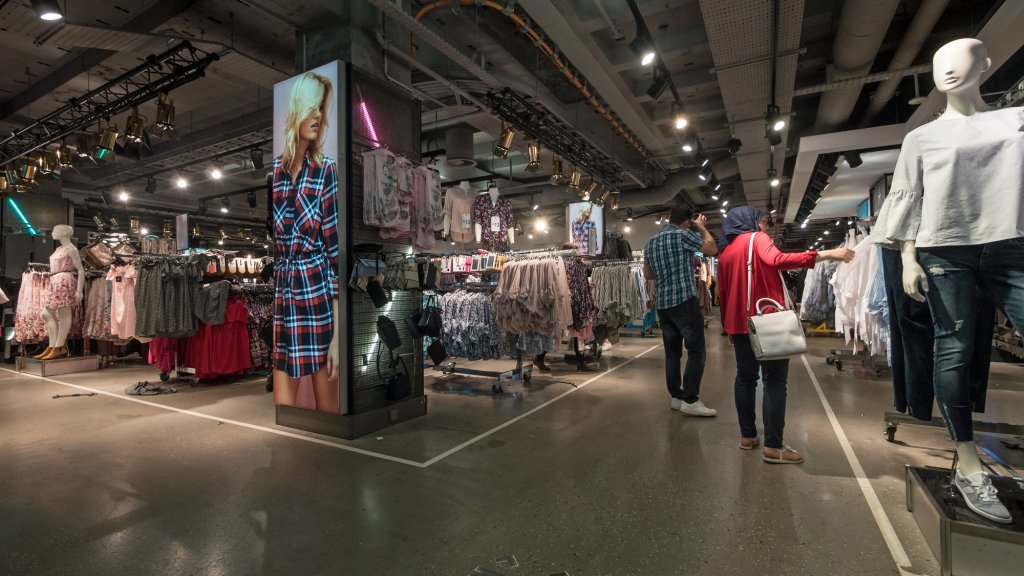 În prag de Crăciun, Primark deschide primul magazin din România. Ce prețuri au pe site?