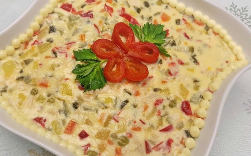 Crăciunul „bate” la ușă! Cea mai bună rețetă pentru o salată de boeuf delicioasă