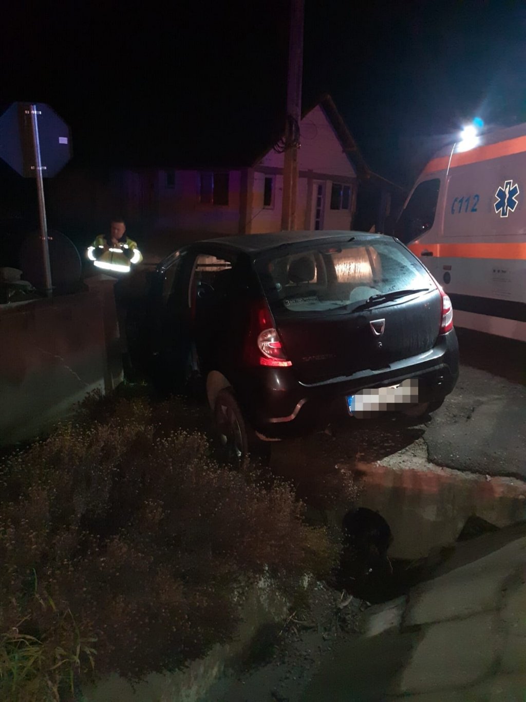 Viraj ratat şi... maşina în gard. A intervenit descarcerarea pentru a extrage victima
