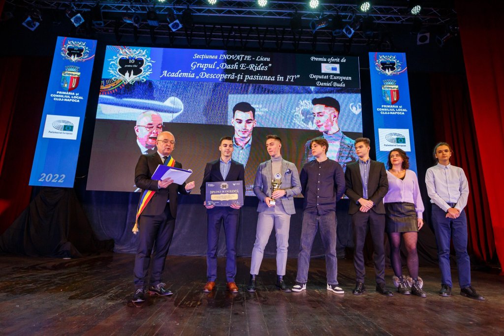 Elevii care au creat primul network de dockless e-bike sharing din ţară, premiați la Gala "10 pentru Cluj"