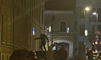 Teribilism în centrul Clujului! Tânăr surprins țopăind pe mașinile parcate pe o străduță