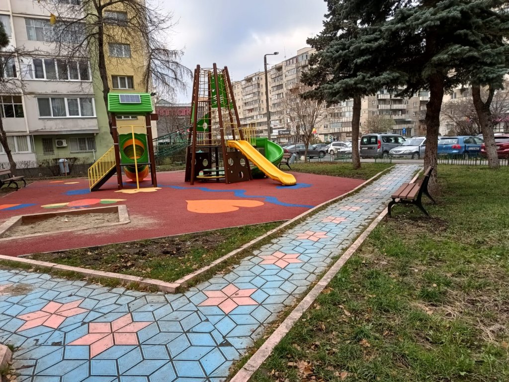 Hărnicie de duminică în Mănăștur: ”Trebuie TERMINATĂ lucrarea de SĂRBĂTORI” / Au revenit și băncile