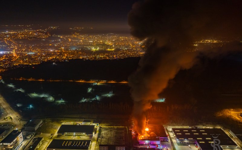Incendiul de la Tetarom! Se degajă un fum gros deasupra orașului