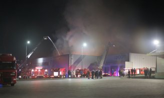 O noapte întreagă, 70 de pompieri din Cluj, Alba, Sălaj s-au luptat cu flăcările de la Tetarom. O persoană rănită. Urmează ancheta