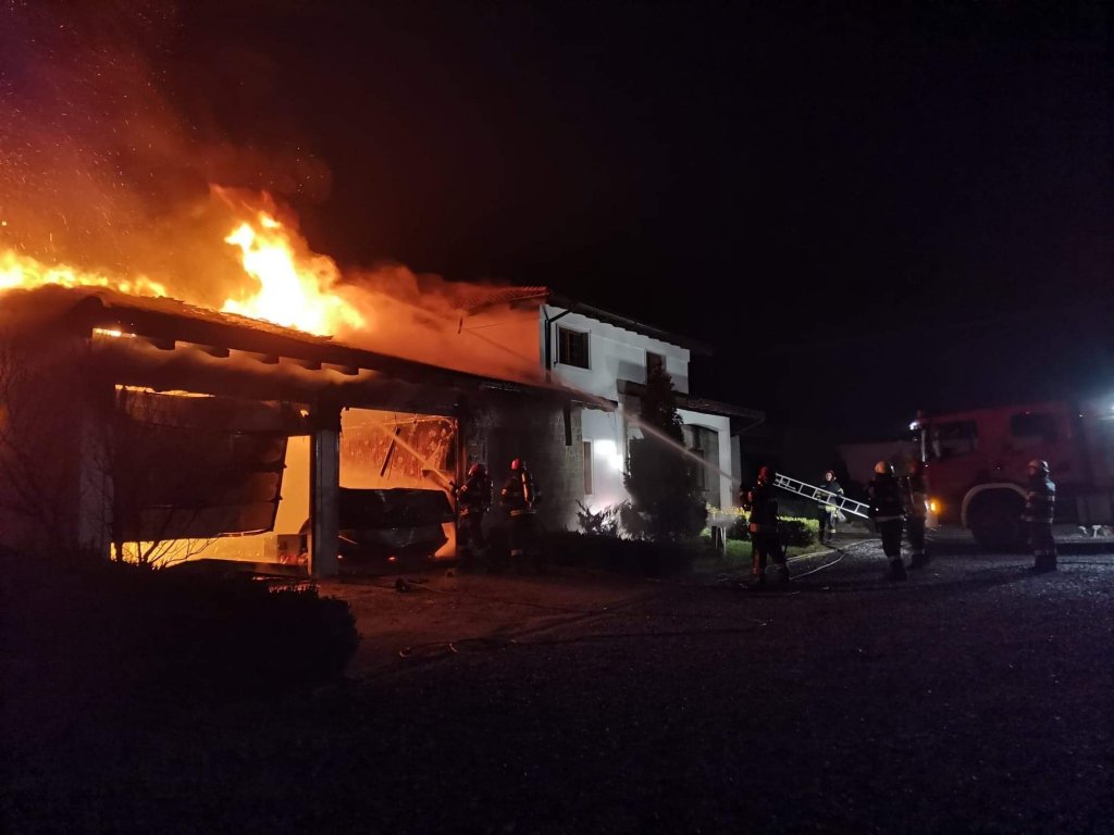 Pompierii au luptat cu flăcările 2 ore într-o localitate din judeţul Cluj. Cauza incendiului