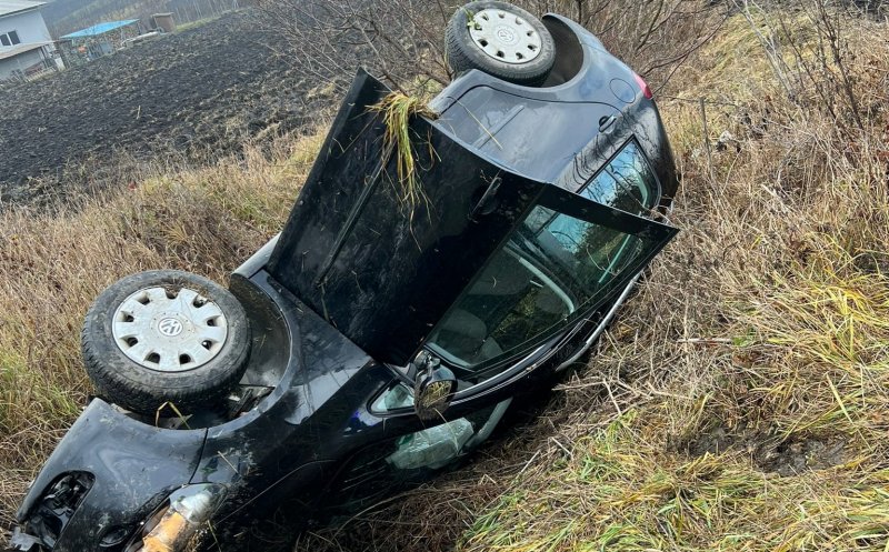 Maşină răsturnată în şanţ între Tritenii de Jos și Viișoara. Şoferul a pierdut controlul volanului